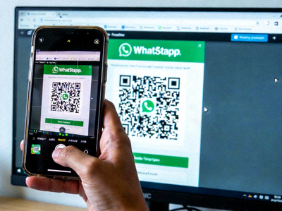 手机扫描电脑屏幕上显示的WhatsApp网页版二维码